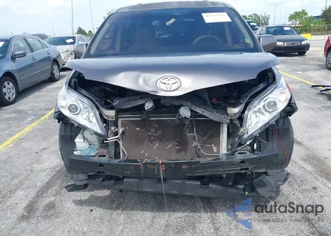 2012 Toyota Sienna Le V6 8 Passenger z USA, uszkodzony, nr VIN 5TDKK3DC9CS272895